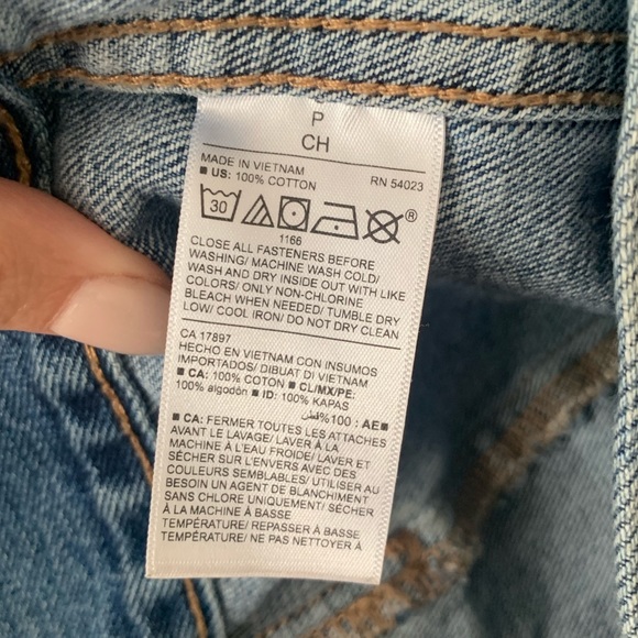 LIKE NEW Old Navy Women’s Oversized Jean Jacket - Picture 3 of 5